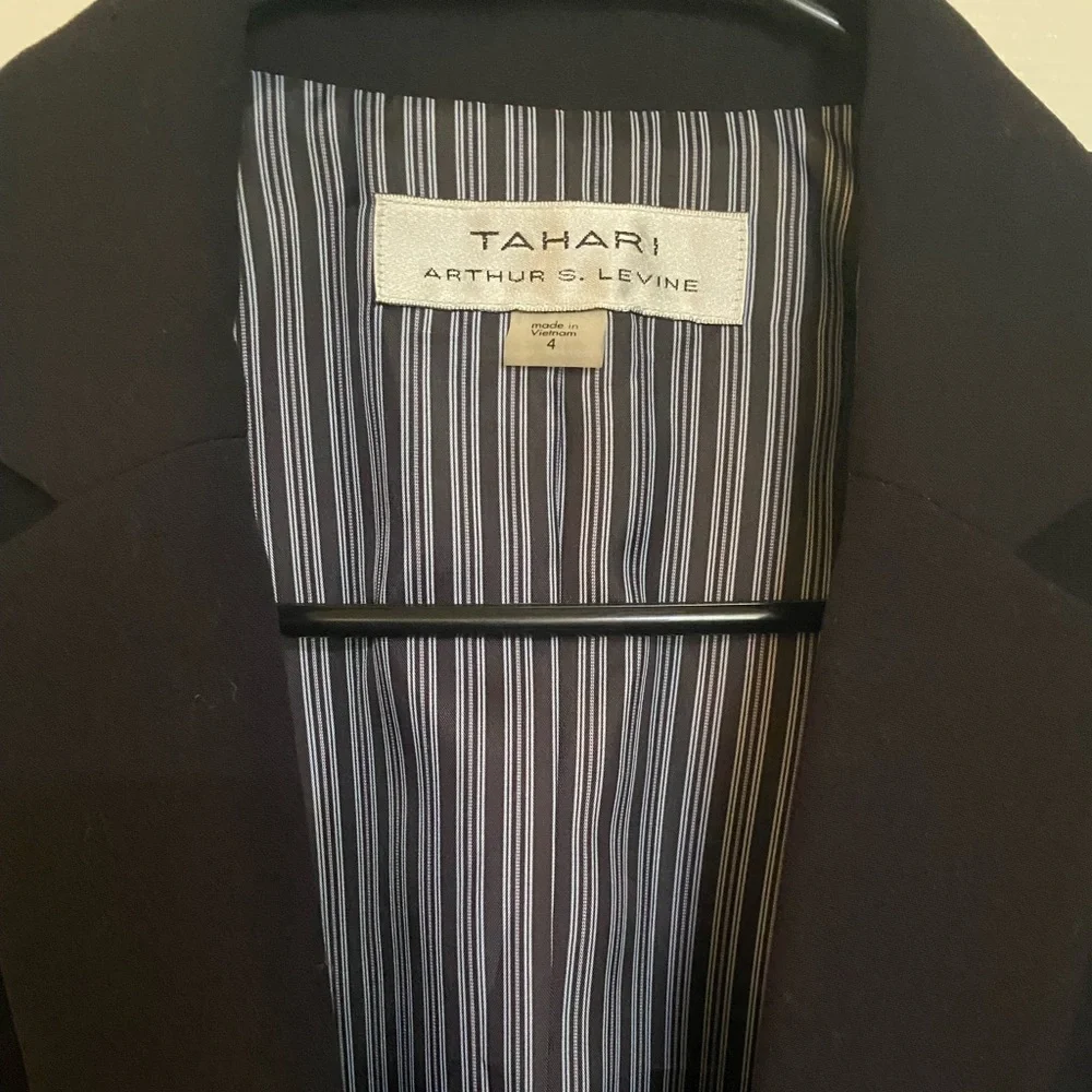 Tahari woman’s blazer - Picture 2 of 3